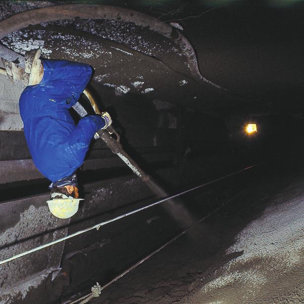 STŘÍKANÉ BETONY Pojmem stříkaný beton se označuje současně jak materiál, tak rovněž druh pracovního stavebního procesu (postupu).