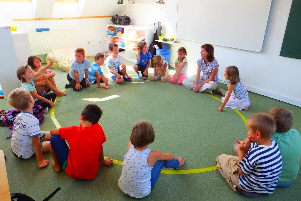 INFORMACE O MONTESSORI VÝUCE V NAŠÍ ŠKOLE Již druhým rokem nabízí spálovská škola možnost alternativního vzdělávání v montessori třídě. Tu navštěvuje v letošním školním roce celkem 31 dětí.