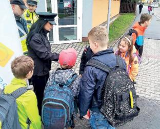 Školství Žáci 11. ZŠ týden na horách LYŽÁK: V březnovém termínu žáci a učitelé 11. ZŠ strávili vydařený lyžařský kurz na Martinských Holích (SK).