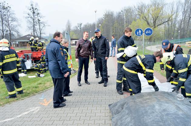 Ta sledovala propojení s objektem školy tedy zajištění přístupu suchou nohou i možnost využití veřejností. V úvahu připadají prakticky dvě varianty.