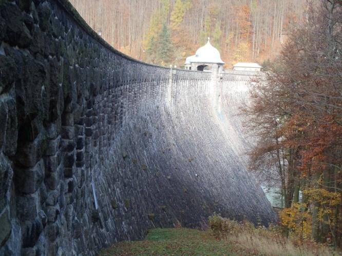 3.1 VD Janov Přehrada Janov byla postavena 2 km nad městem Litvínov. Leţí na řece Loupnici, pramenící jihovýchodně od vrchu Kamenec v centrální části Krušných hor.