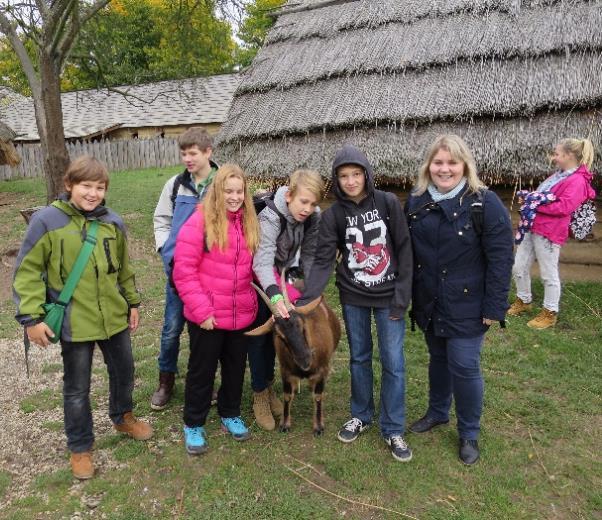 Dějepisná exkurze 7. tříd Bylo to fajn. Jeďte taky! Archeoskanzen Modrá je hradiště, kam jsme se vydali v polovině října spolu se svými spolužáky. V 7:30 jsme byli nastoupeni před školou.