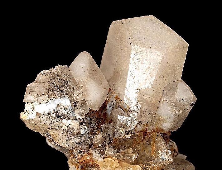 2. 3. Krystalografie vápenců Vápence jsou horniny tvořené převážně uhličitanem vápenatým. Uhličitan vápenatý má několik polymorfních modifikací.