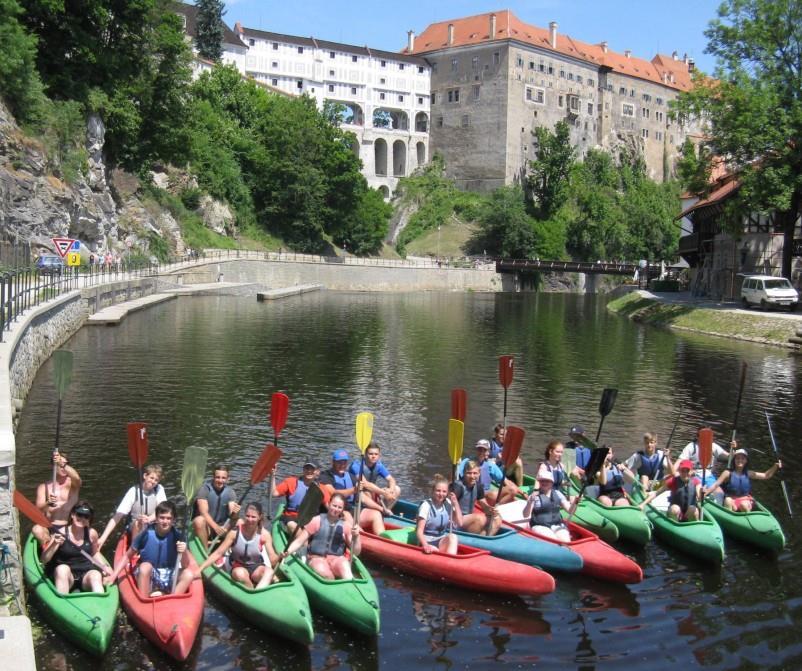 Z Lipna II pouštěli slabých 6 kubíků, což znamená poměrně náročné pádlování na nepříliš divoké vodě. Druhý den byl nejnáročnější. Žáky čekalo celkem 5 jezů a 33 km plavby do Českého Krumlova.