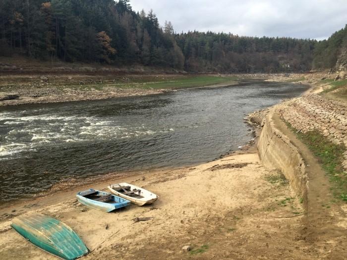 Hydrologické sucho Následek nedostatku srážek často v kombinaci s extrémními teplotami Nedostatek zdrojů povrchových a podzemních vod Podzemní vody