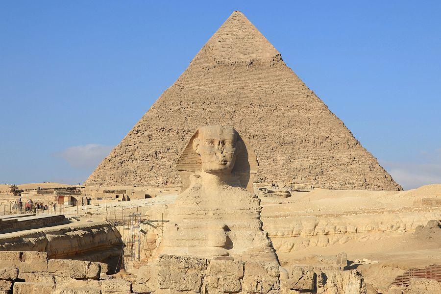 16 Obrázek 8 Rachefova pyramida a sfinga 5.5.3 Chufuova (Cheopsova) pyramida Chufuova pyramida nebo také Velká pyramida v Gíze.