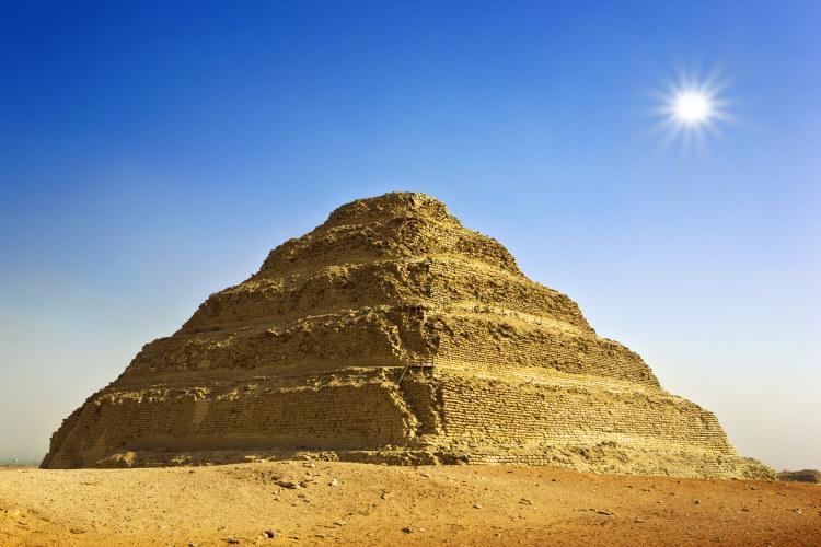 9 pahorku podobnému pyramidě a symbolizoval plodnost a znovuzrození). Jedním z nejzachovalejších je kámen benben z pyramidy Amenemheta III. 5 Pyramidové komplexy - seznámení 5.