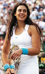 WIMBLEDON 2007 Dramatický a vyrovnaný súboj trval tri hodiny a 45 minút a Federer piatym titulom v sérii vyrovnal rekord Björna Borga. Aj ty si si zaslúžil vyhrať, povedal Roger pri sieti Nadalovi.