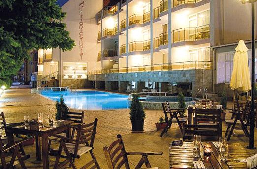 NOVINKA PLÁŽ 100m SVETI VLAS Hotel TROPICS Popis, poloha: Hotel sa nachádza približne 3 km od rezortu Slnečné pobrežie.