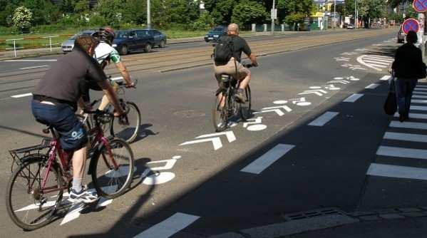 Umisťuje se zpravidla tam, kde fyzicky nelze umístit pruh pro cyklisty, avšak stále je prostor pro bezpečné míjení osobních motorových vozidel s cyklisty.