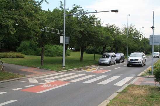 Na rozdíl od cyklopiktokoridorů jsou zde jasně vymezena práva a povinnosti. Cyklopruhy se nezapočítávají do délky přechodu.