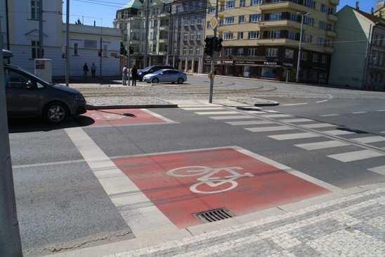 10), vpravo prostor pro cyklisty V19 (Praha