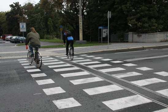 Přejezd pro cyklisty, přejíždění komunikace, křížení Mohou být signalizované i nesignalizované, samostatné, podél přechodů nebo přimknuté.