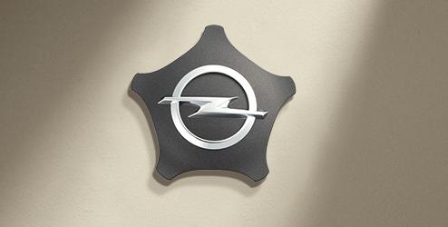 S logem Opel Stříbrný design napodobuje vzhled litých ráfků Kryt byl otestován a splňuje všechny parametry společnosti Opel Dodává se jako samostatná jednotka Jednoduchá instalace Kryt kola 17" 11-ti