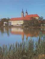 Dom kultúry, prístav na Baťovom kanáli, ale i rekreačné stredisko Zlatnícka dolina s kúpaliskom. Využite značkované turistické cesty na poznávanie širokého okolia.