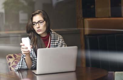 papierom, odlišné držanie tela, vyšší uhol sklonu oka pri použití tabletu alebo smartfónu, nové vzdialenosti.