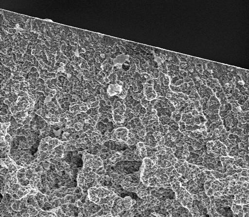 30 µm 3 µm Obr. 13, 14 Lomová plocha tělíska s nitridovanou vrstvou, vytvořenou při 470 o C/30 min. a difuzně žíhanou ve zředěné atmosféře s N 2 :H 2 = 1:10, vlevo přehledný snímek, vpravo detail.