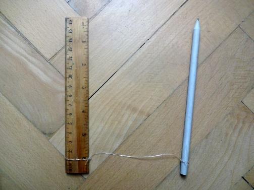 8. Žiaci si vyrobia rezačku zo silónu (cca 15 cm), ktorý prichytia na pravítko 1-1,3 cm od konca.