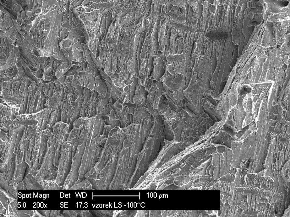 tedy transkrystalické křehké porušení (Obr. č. 12). Mikromorfologické znaky jsou zde taktéž stejné tj.