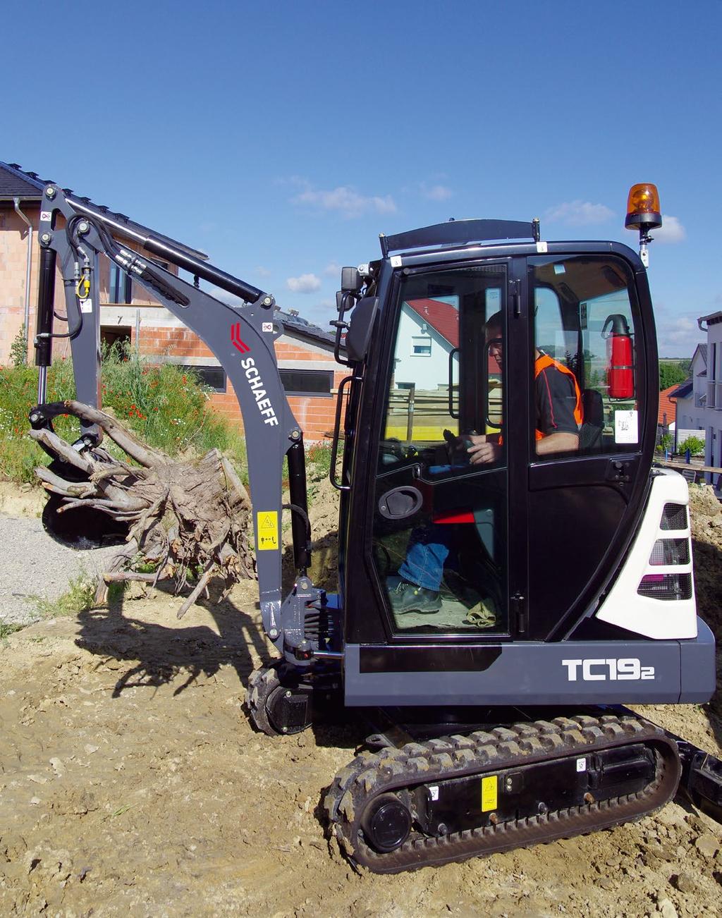 HYDRAULICKÉ HADICE Hydraulika na pracovním nástroji je dobře chráněna ramenem a je na něm připevněna s mimořádnou těsností.