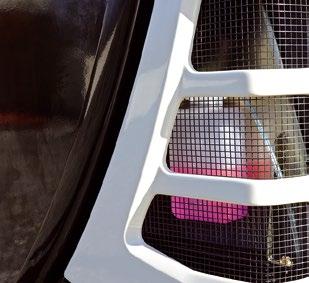 Kryt motoru umožňuje široké otevření směrem nahoru, místa pro každodenní údržbu jsou