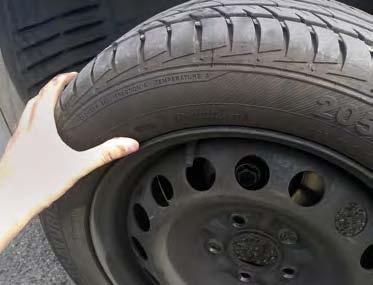 Pod pomyslným obvodem zdravé pneumatiky by mělo zbýt místo 2 3 cm od země (pomyslně výška položené dlaně).