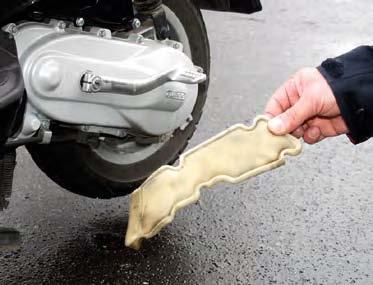 U obou typů motoru je nezbytností udržovat vzduchový filtr v čistotě. Vzduchový filtr je umístěn většinou v boxu na levé straně stroje nad variátorem.