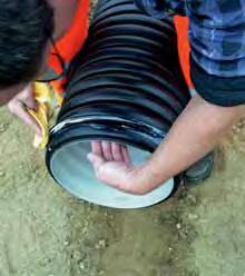 nečistot (zejména písku, štěrku a drtě, které se při práci s potrubím mohou dostat