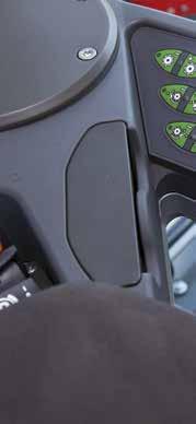 Opěrku ruky lze zvednout a posunout vpřed v případě, kdy řidič používá dvě páky na pravé straně přístrojové desky.