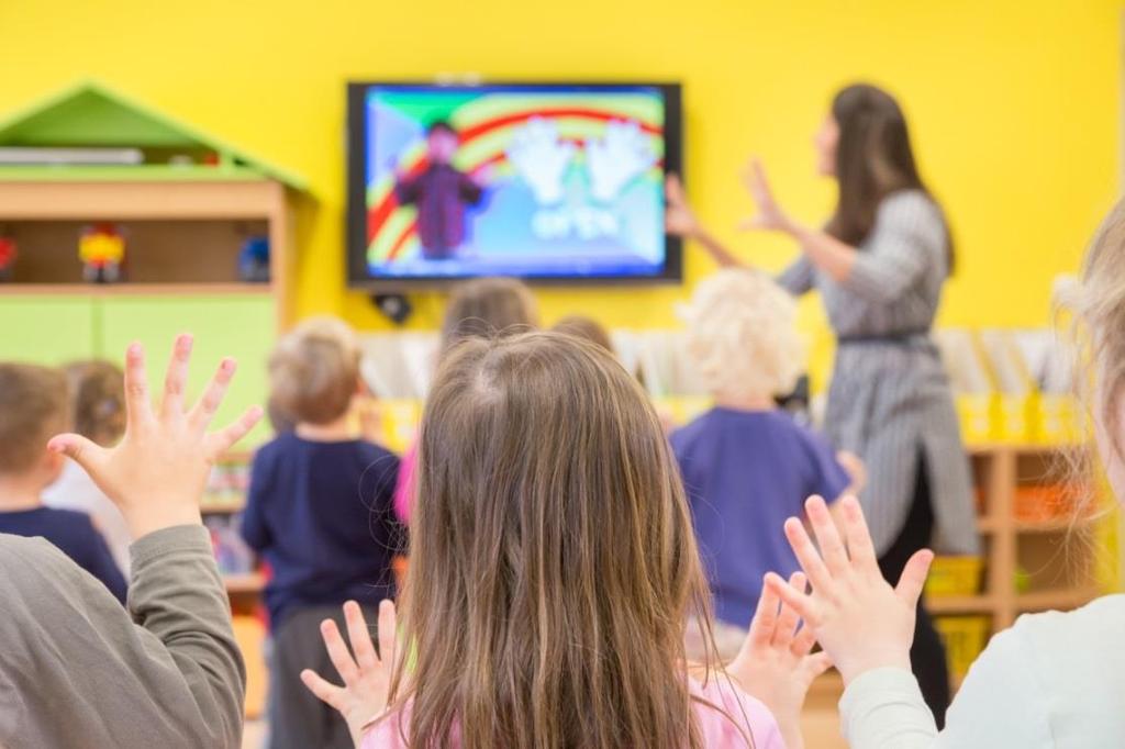 ÚKOLY PRO UČITELE 2. KROK ZÚČASTNIT SE ŠKOLENÍ Pro učitele nejobtížnější částí celého procesu je stoupnout si poprvé před třídu a začít v novém duchu sám učit.