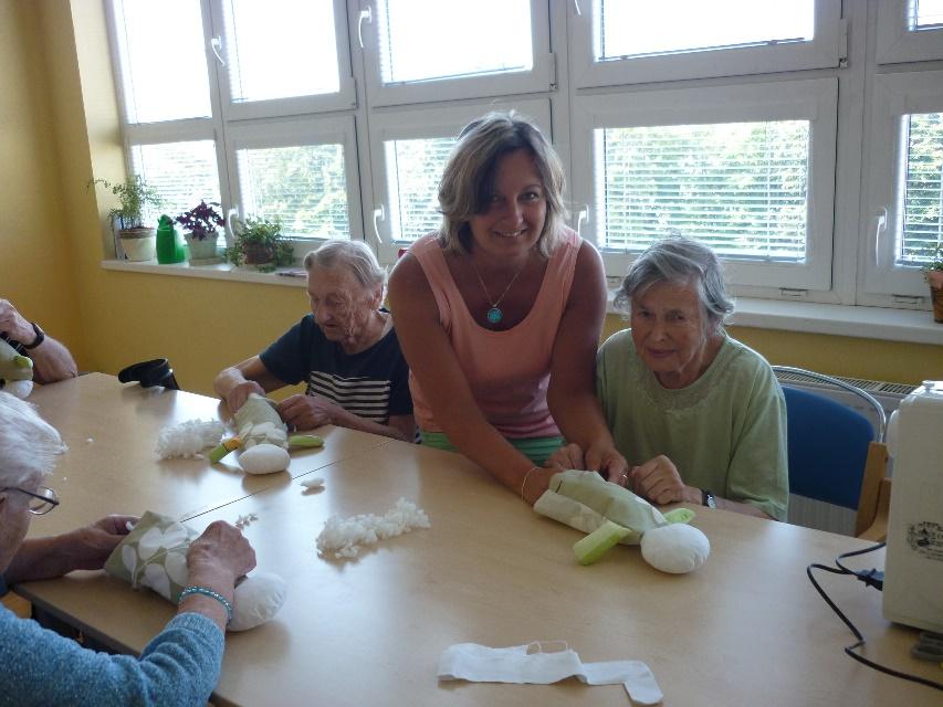 demencí a Alzheimerovou chorobou a zachování jejich kontaktu s okolím.