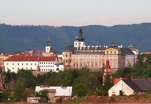 Historie lidského vlivu - hlavní vlna kolonizace ve 13. století, dříve osídlení jen sporadické (nejstarší doklady trvalého osídlení z období 400 př. n. l. z Adršpachu); - kolonizace na jihu převážně česká, v Broumovské kotlině z větší části německá; - v 18.