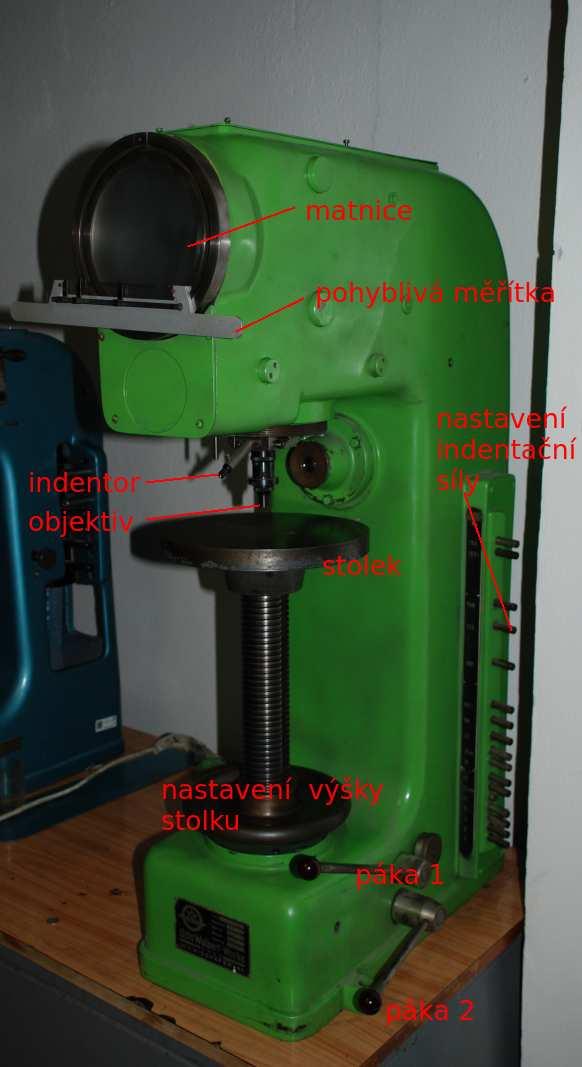Postup měření Zapněte osvětlení mikroskopu tvrdoměru Vložte zadaný vzorek na stolek