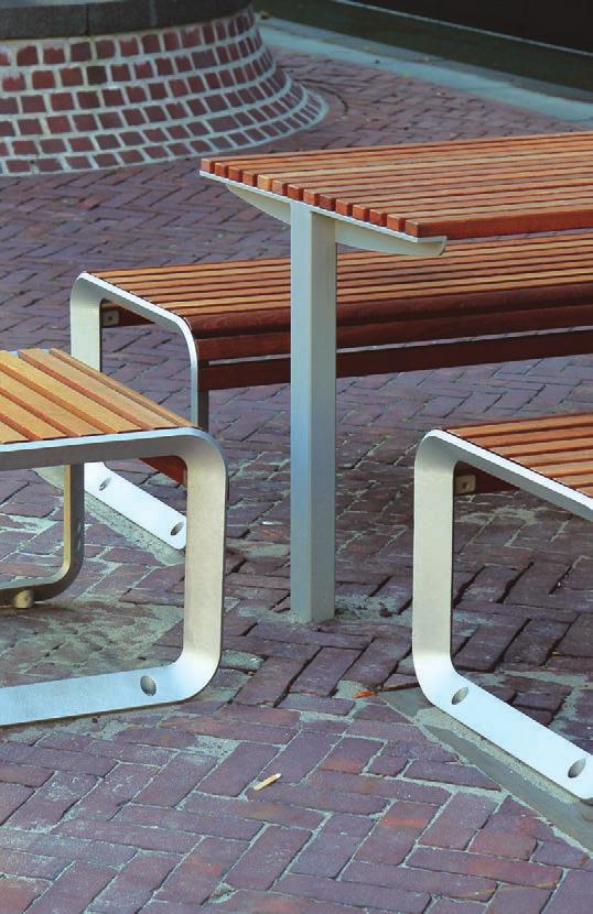 tably Stavebnicová řada stolů kombinuje dva druhy bočních podpor s válcovou nebo čtyřhrannou centrálně umístěnou nohou a dvou druhů dřevěných lamel. Systém doplňuje rošt z ocelových profilů.