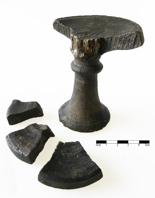 : fragmenty soustruženého svícnovitého předmětu s miskou na kónické nožce zdobené prstencovitým vývalkem a jeho rekonstrukce Nábytek zhotovovali truhláři, objevují se však i specializovaná řemesla na