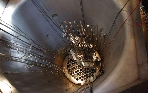 "Nádoba reaktoru je umístěna v betonovém stínícím bunkru. Sestává se ze dvou částí vyrobených z hliníku o vysoké čistotě (čistota materiálu nejméně 99,5 %).