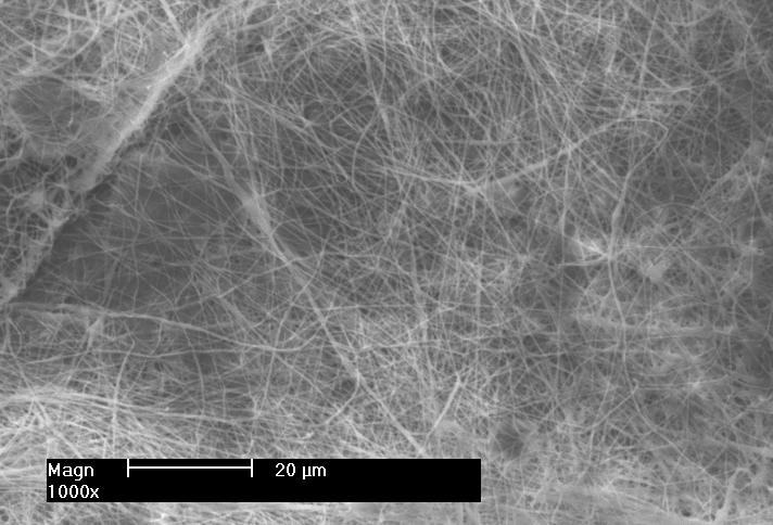 Nanovlákenné nosiče připravené technologií elektrospinningu ze směsi kopolymeru laktidu a glykolidu (A) a ze směsi tohoto kopolymeru a nanodiamantů (B) ve skenovacím elektronovém mikroskopu.