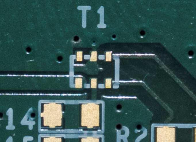 4.2 Detektor Obr. 32 - Osazená DPS detektoru Při osazovaní DPS detektoru byl stejný problém s osazením SMA konektoru, kvůli spatnému odmaskovaní středního vodiče.