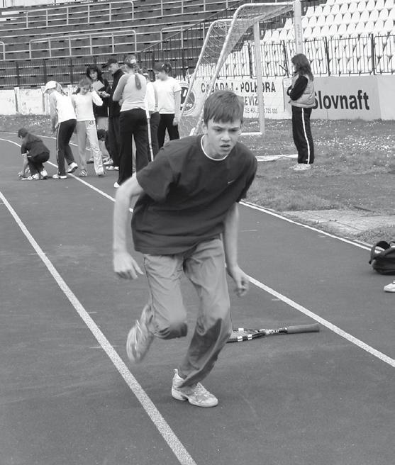 24 HRAJME TENIS LEPŠIE rokov sústredila iba na tenis, bola síce v tomto veku úspešná, pretože v dôsledku veľkého množstva tréningových hodín hrala istejšie a robila menej chýb, neskôr však u mnohých