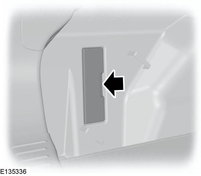 Pojistková skříňka v zavazadlovém prostoru Sedan
