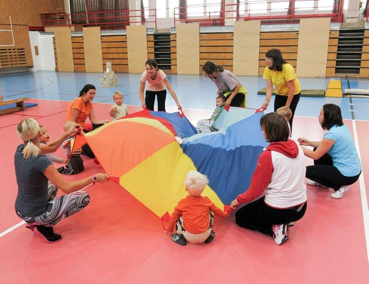 KOULENÍ, VYHAZOVÁNÍ A CHYTÁNÍ MÍČKŮ POMOCÍ PADÁKU Všichni čelem k padáku, uchopit padák oběma rukama, pohybem paží pohybovat padákem nahoru dolů - poníž povýš a snažit se vyhazovat, chytat a koulet