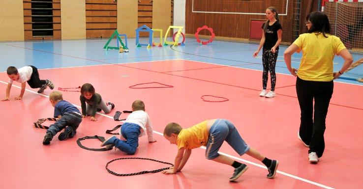 Chůze v prostoru - vrtění ocáskem - jeden konec v ruce, pohybem zápěstí