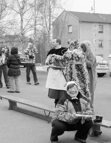 Program zahájili klauni Mireãek a Leont nka a vyzvali dûti k taneãnímu reji masek. Byly rozdány papírové ma karní ãepice a zábava mohla zaãít.