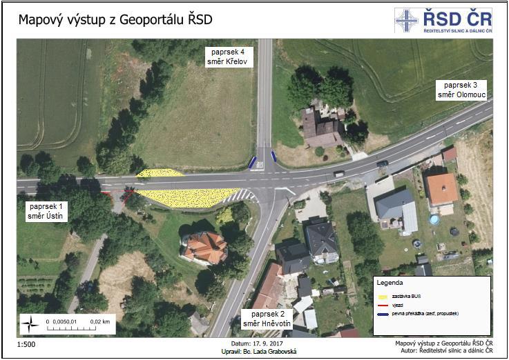 P 04 Dej přednost v jízdě a VDZ V 05 Příčná čára souvislá. Rozhled na paprsek 3 a 4 je bez omezení. V rozhledu na paprsek 1 (směr od obce Ústín) brání plot a vzrostlá zeleň na sousedícím pozemku.