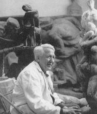 Karel Hladík sochař * 27.06.1912 Králova Lhota 27.04.1967 Praha Po vyučení kameníkem pracoval v kamenické dílně sochaře V. Škody v Hradci Králové.