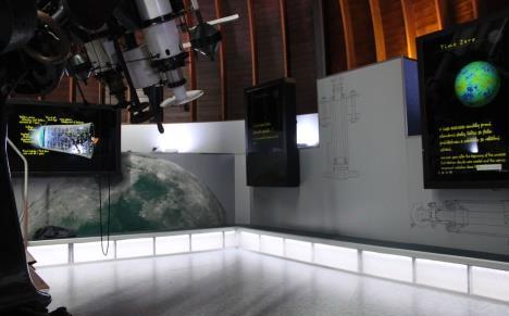 Na hvězdárně je dále přednáškový sál a astronomická výstava umístěná především v chodbě v prvním patře, která byla v první polovině roku 2017 celkově modernizována.