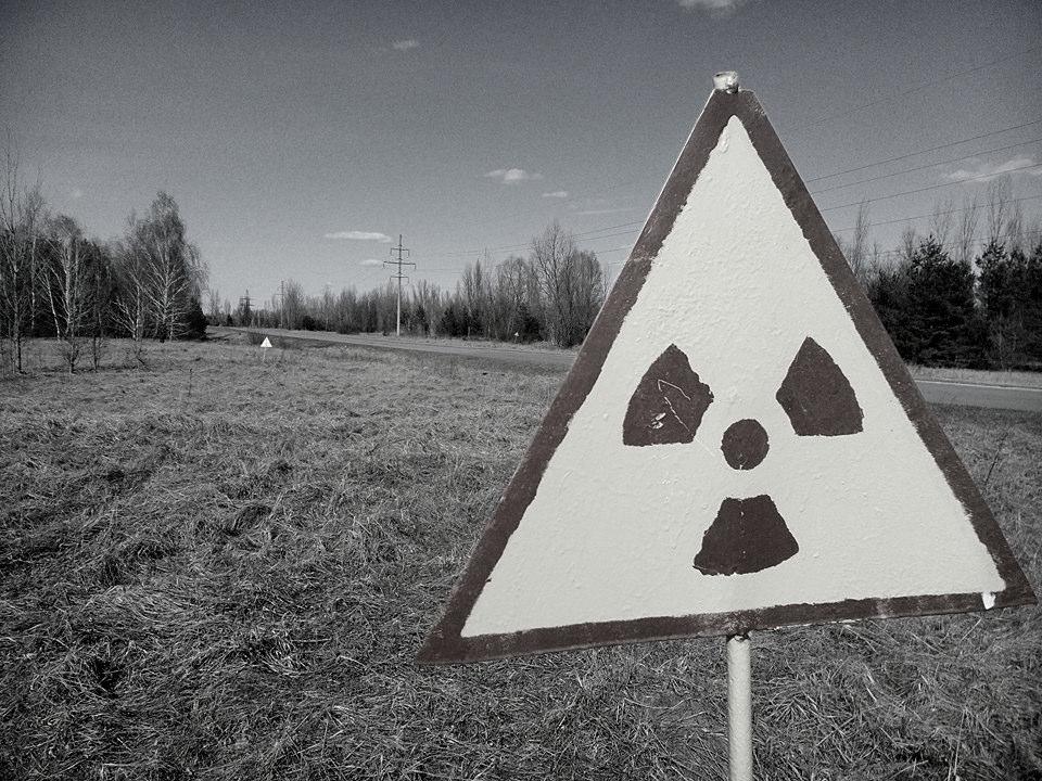 PRÁZDNINY V ČERNOBYLU Dnes jezdí do zakázané zóny Černobylu přes deset tisíc turistů ročně. Jejich hlavním cílem je opu těné město Pripjať a sarkofág, pod kterým je pohřben havarovaný reaktor.