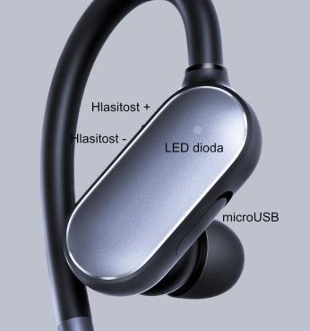 Popis výrobku Použití výrobku Přístroj doporučujeme před prvním použitím nabít. Konektor najdete pod krytkou na pravém sluchátku.