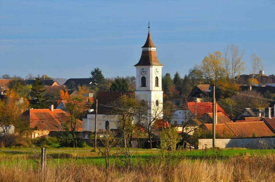 kostel, školu, obchod a restauraci