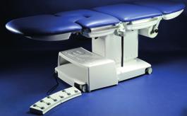 Doplněná varianta zákrokového stolu GOLEM 6ET pro všechny polohy pacienta: v leže, v sedě, v gynekologické poloze i pro močení vestoje.